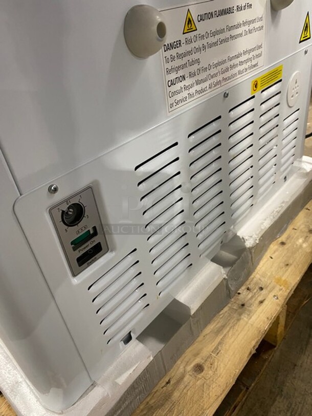 NEW Scratch And Dent Commercial Free Standing Chest Showcase Freezer! Model SD325 SN: SD0011900111904270028 115V 1PH - Image 8 of 9
