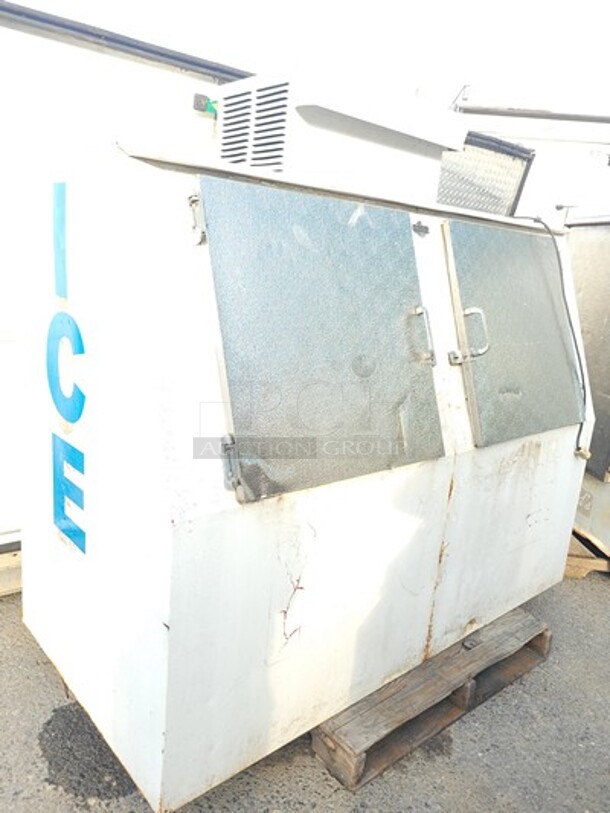 Outdoor Cold Wall Ice Merchandiser with Slanted Front