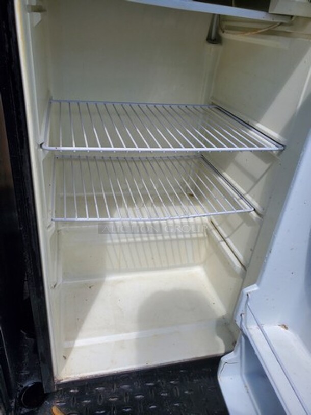 Whirlpool Mini Fridge! - Image 4 of 6