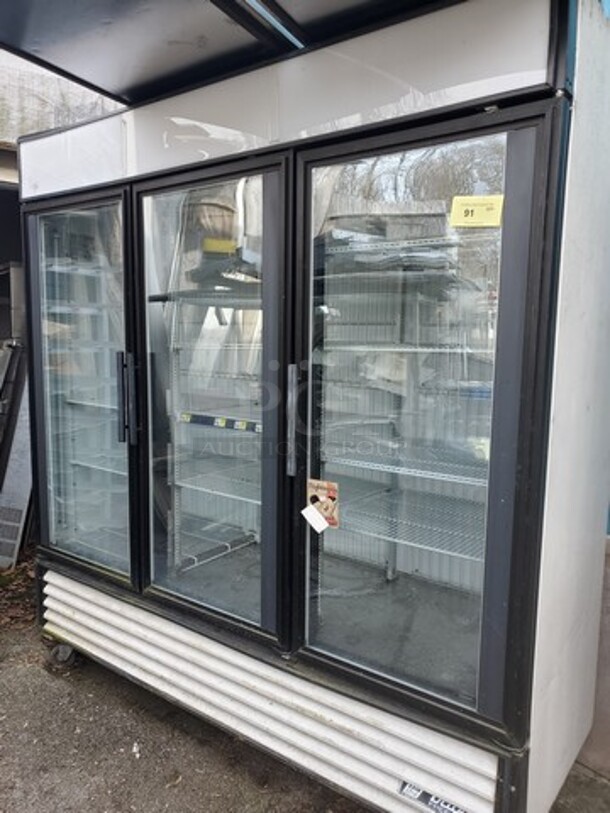 True GDM-72F 3 Door Merchandiser 115/208/230V Single Phase - Image 1 of 5