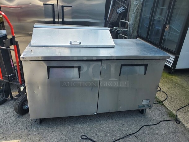 True TSSU-60-10-HC 60" TSSU Series Sandwich/Salad Prep Table. *Has some dents*
115 V - Image 1 of 9