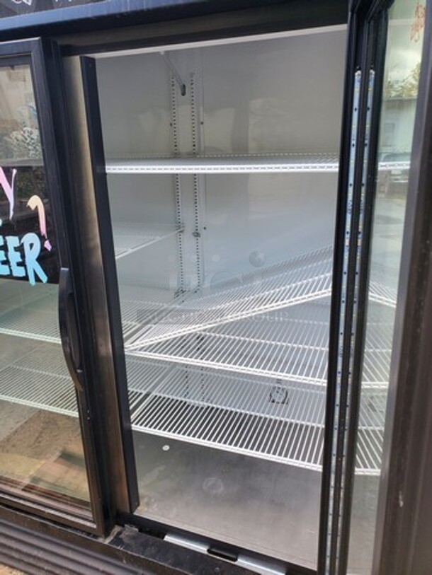 True GDM-49-HC-TSL01 54 1/4" Black Refrigerated Glass Door Merchandiser
Not Working
Sold As Is - Image 4 of 5