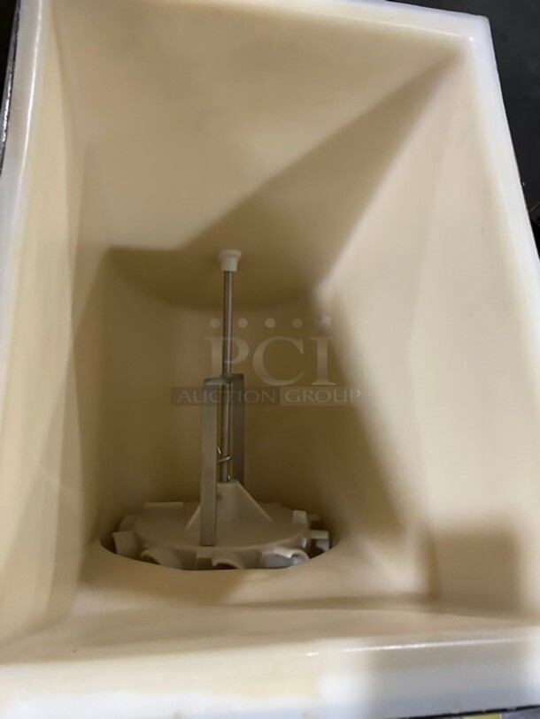Manitowoc Commercial Countertop Ice Dispenser! All Stainless Steel! On Small Legs! Model: M90 SN: 610196452 115V 60HZ 1 Phase - Image 5 of 7