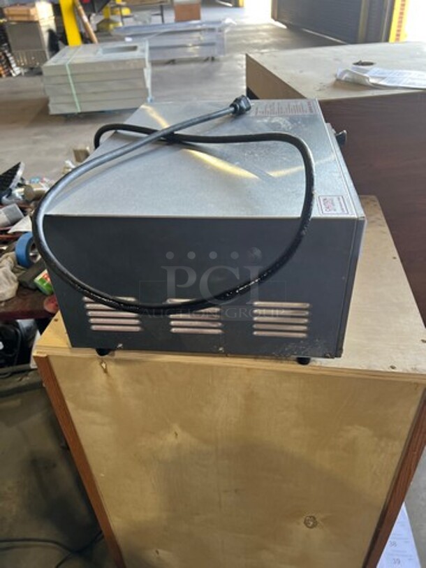 Wisco Commercial Countertop Electric Powered Pizza/ Snack Oven! Model: 616A SN: 514 115V - Image 4 of 7
