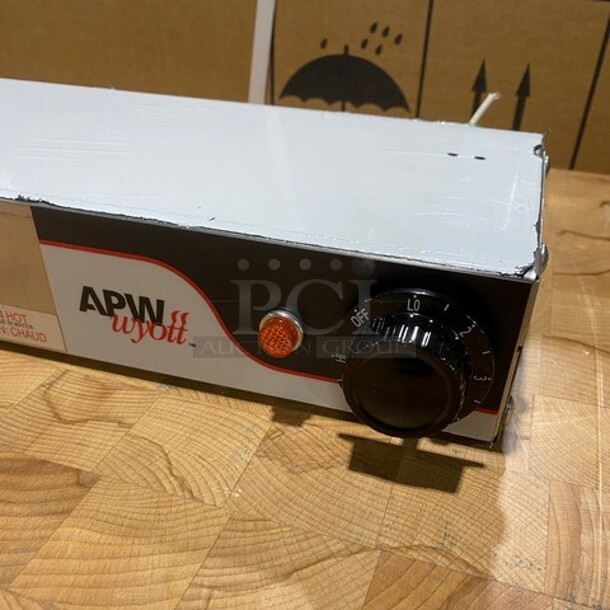 WOW! NEW IN BOX! APW Wyott High Wattage Calrod Strip Food Warmer With Toggle Control! MODEL FD18H SN:8016022010021 120V 1PH! Working! - Image 5 of 9