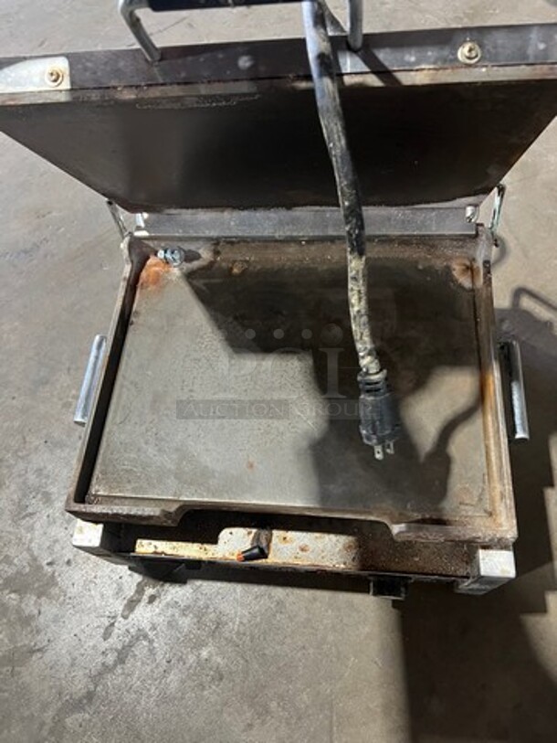 Waring Commercial Countertop Panini/Sandwich Grill! All Stainless Steel! Press With Flat Surface! Model: WFG250 120V - Image 3 of 5