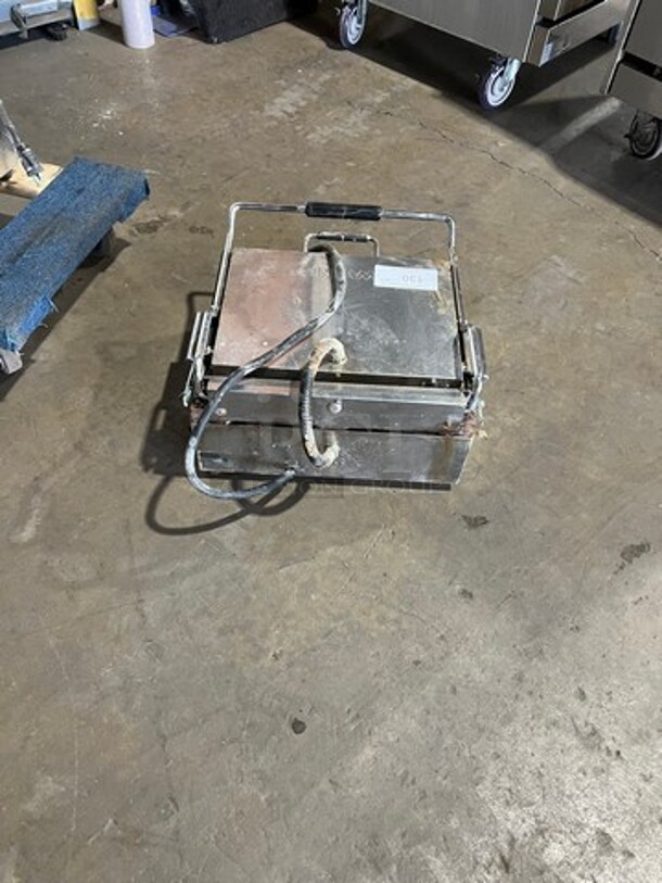 Waring Commercial Countertop Panini/Sandwich Grill! All Stainless Steel! Press With Flat Surface! Model: WFG250 120V - Image 4 of 5