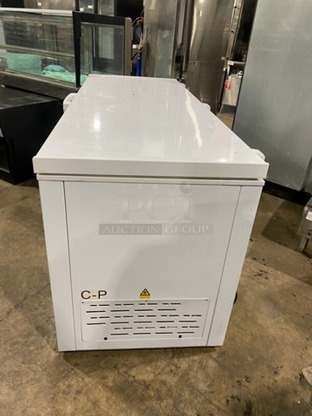 NEW! Galaxy Commercial Reach Down Chest Freezer! With Hinged Top Lid! Model: 177CF20HC SN: BD650X10320L9QA147 115V 60HZ 1 Phase - Image 2 of 10