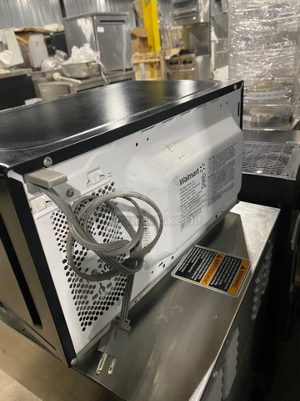 Walmart Countertop Microwave! Model: EM720CGAB 120V - Image 4 of 8