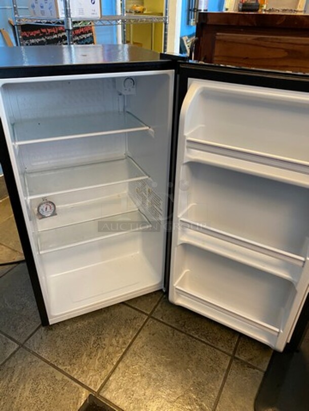 LATE MODEL! 2021 Hisense Gray Mini Fridge! With Poly Shelves! WORKING WHEN REMOVED! - Image 5 of 7