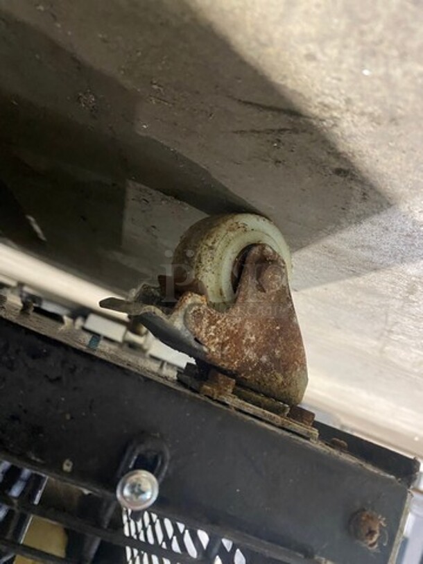 EQ Kitchen Line Commercial Refrigerated Bakery Display Case Merchandiser! With Straight Front Glass! With Sliding Rear Access Doors! Stainless Steel Body! Model: ARC270Z 110V - Image 11 of 12