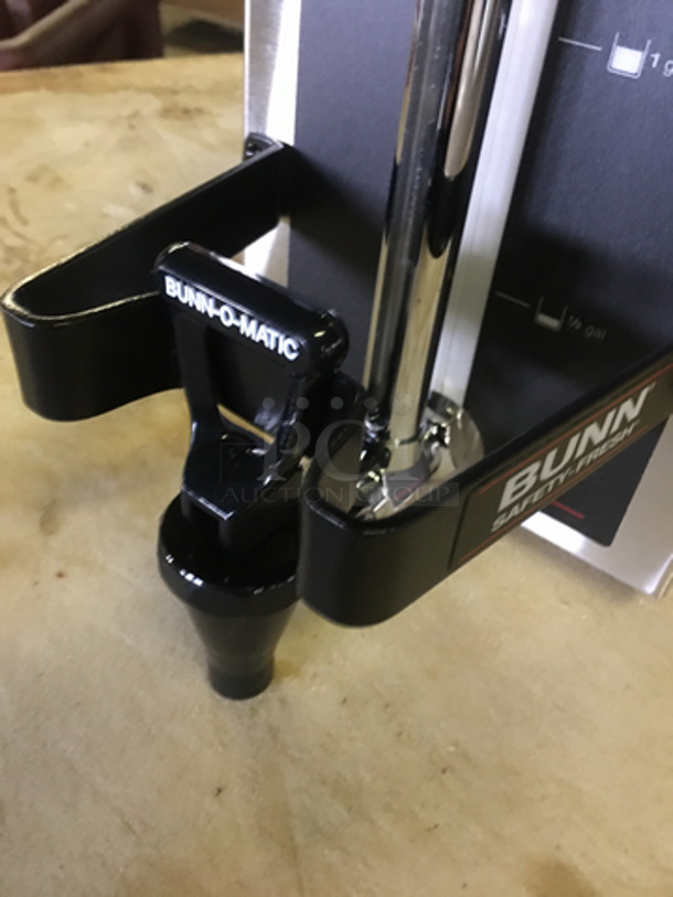 BRAND NEW! IN THE BOX! Bunn Commercial Countertop Satellite Coffee Server! Holds Up To 1.5 Gallons! Model: 1.5GPR-FF SN: GPR0329162 - Image 7 of 8