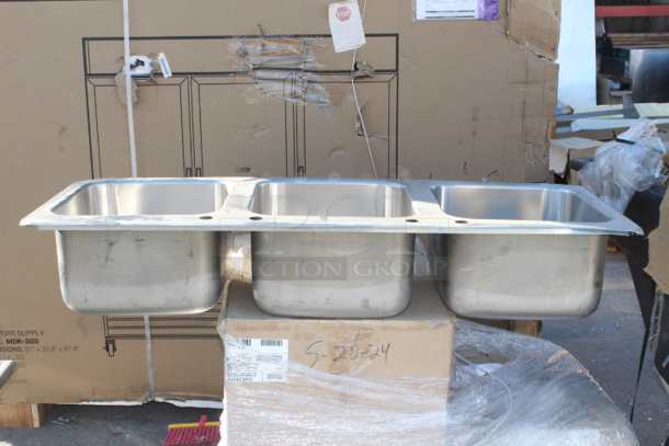 BRAND NEW SCRATCH & DENT! Regency 600DI3141620 14" x 16" x 10" 20 Gauge Stainless Steel Three Compartment Drop-In Sink + 3 Drains!!  - Image 4 of 6