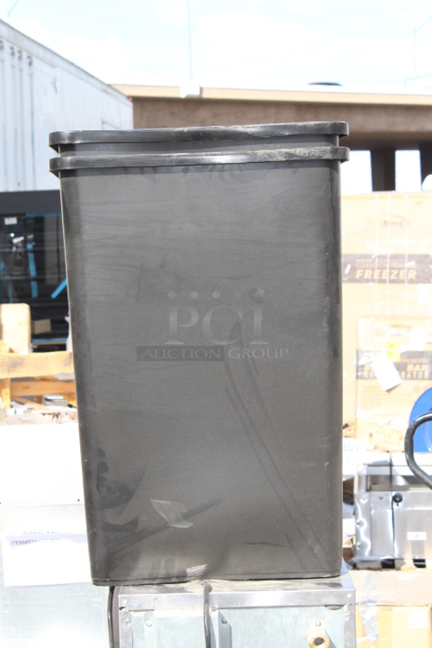 BRAND NEW SCRATCH & DENT! Lavex 475SQ35BK 35 Gallon Black Square Trash Can. 2x Your Bid - Image 5 of 6