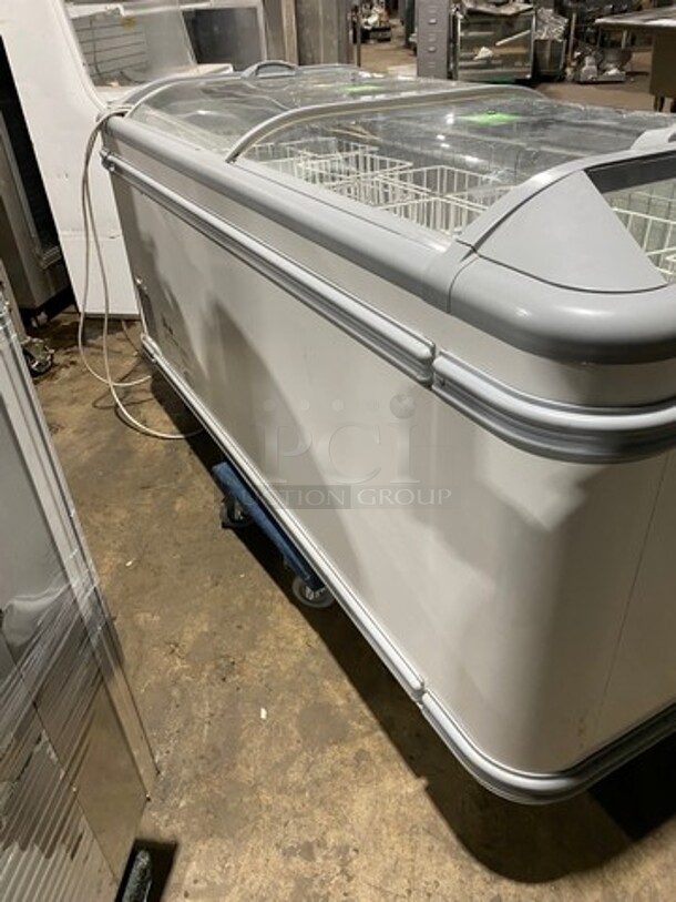 AHT Commercial Reach Down Chest Freezer Display! With Poly Coated Baskets! Model: MALTA185 SN: 30339300003010 120V 60HZ 1 Phase - Image 4 of 10