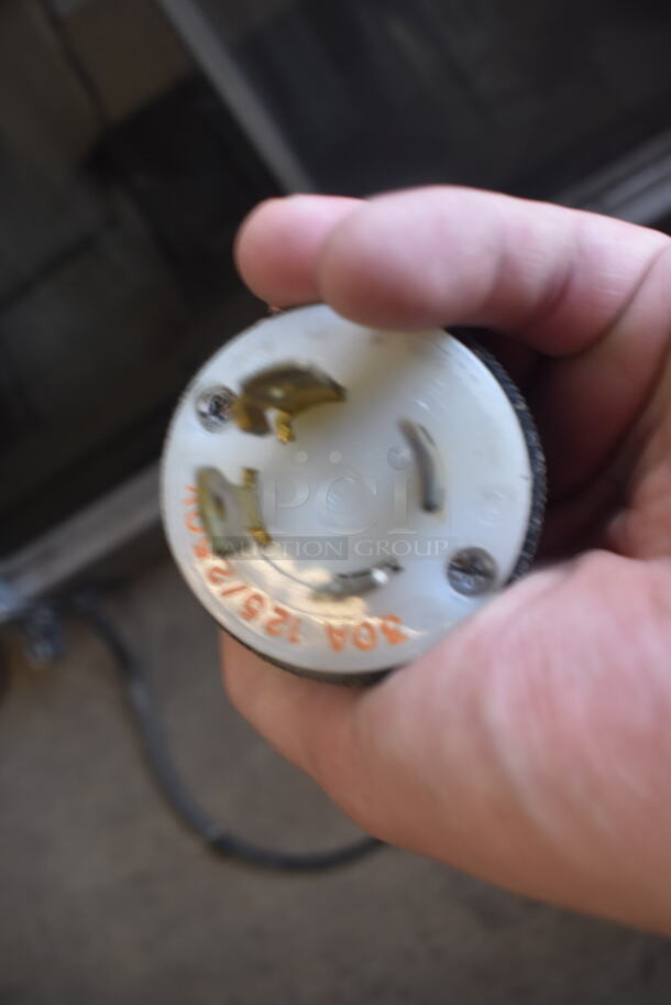 Henny Penny HMT-3 Electric Countertop Heated Merchandising Case. Front Glass Is Missing. Includes Bulbs. 208-240 Volt - Image 10 of 10