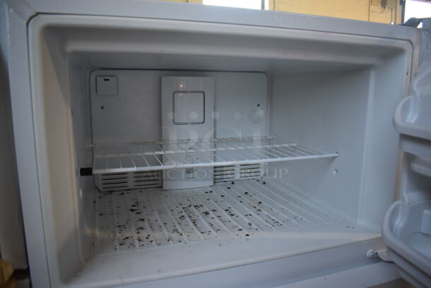 Kenmore 253.60412610 Metal Cooler Freezer Combo Unit. 120 Volts, 1 Phase. 30x30x66. Tested and Working! - Image 4 of 8