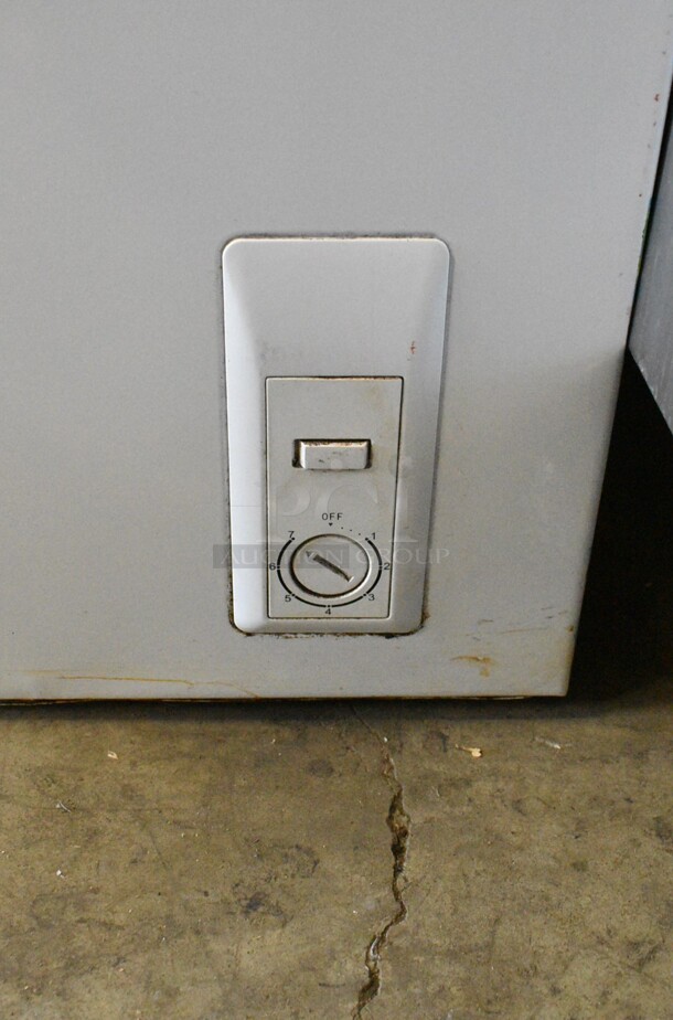 Idylis IF50CM23NW Metal Chest Freezer. 115 Volts, 1 Phase. Tested and Working! - Image 3 of 4