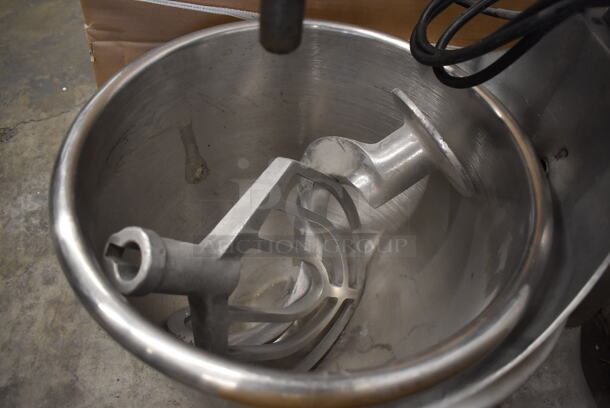 Hobart A-200-D Metal Commercial 20 Quart Planetary Dough Hook w/ Stainless Steel Mixing Bowl, Dough Hook and Paddle Attachments. 115 Volts, 1 Phase. 16x20x30. Tested and Working! - Image 7 of 7