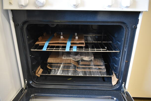 BRAND NEW SCRATCH AND DENT! General Electric GE JGBS30DEKWW Metal Gas Powered 4 Burner Range w/ Oven.  - Image 4 of 8