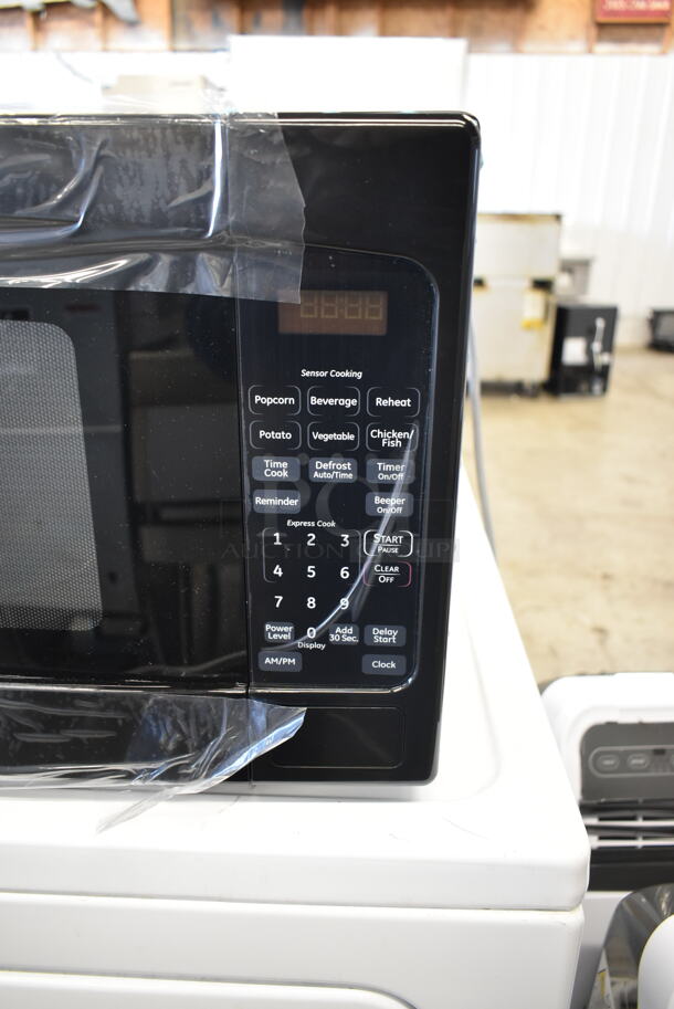 BRAND NEW SCRATCH AND DENT! JES2051ON4 Metal Countertop Microwave Oven. - Image 3 of 6
