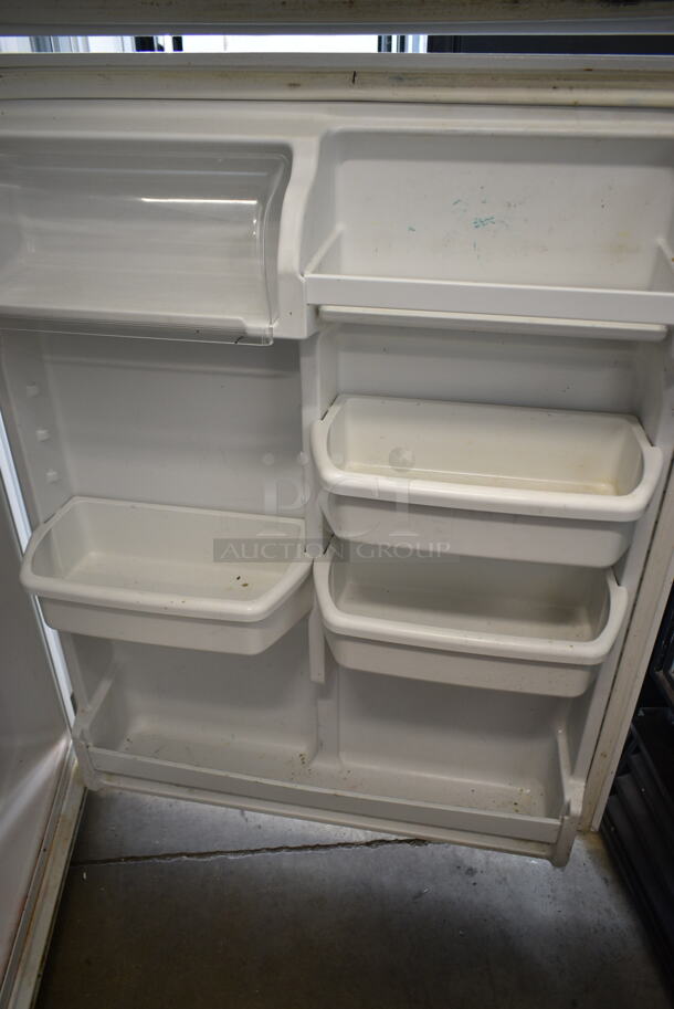 Maytag M1TXEGMYW01 Metal Cooler Freezer Combo Unit. 115 Volts, 1 Phase. Tested and Powers On But Does Not Get Cold
 - Image 5 of 6
