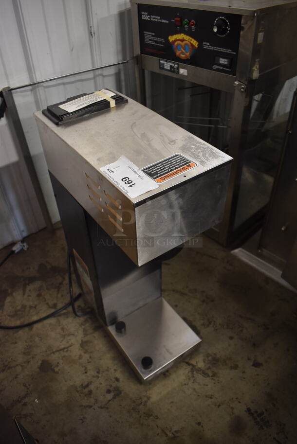 BRAND NEW SCRATCH AND DENT! 2022 BUNN VPR-APS Commercial Stainless Steel Countertop Black Pourover Airpot Coffee Brewer. 120V, 1 Phase. Tested and Working! - Image 2 of 4