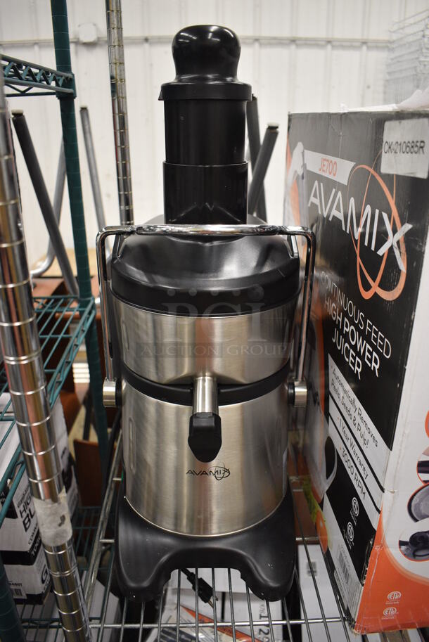 BRAND NEW SCRATCH AND DENT! AvaMix 928JE700 Metal Commercial Countertop Juicer. 120 Volts, 1 Phase. 9.5x18x23. Tested and Working!