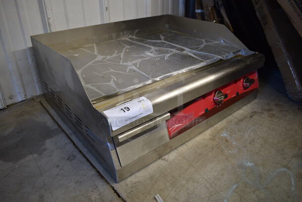 BRAND NEW SCRATCH AND DENT! Avantco 177EG24N Stainless Steel 24" Electric Countertop Griddle. 208/240 Volts, 1 Phase.  - Image 4 of 6