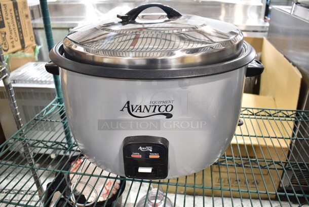 BRAND NEW SCRATCH AND DENT! Avantco 177RCB124 Metal Countertop 124 Cup (62 Cup Raw) Electric Rice Cooker / Warmer with Removable Lid. 240 Volts, 1 Phase.  - Image 2 of 6