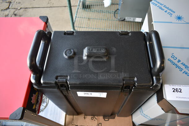 BRAND NEW SCRATCH AND DENT! Cambro 500LCD Camtainers 4.75 Gallon Black Insulated Beverage Dispenser.  - Image 3 of 6