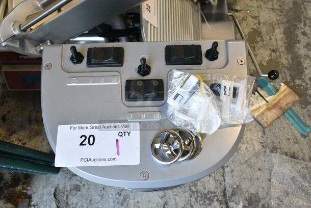 BRAND NEW SCRATCH AND DENT! Hamilton Beach HMD400R Metal Commercial Countertop Triple Spindle Drink Mixer. 120 Volts, 1 Phase. Tested and Working! - Image 7 of 10