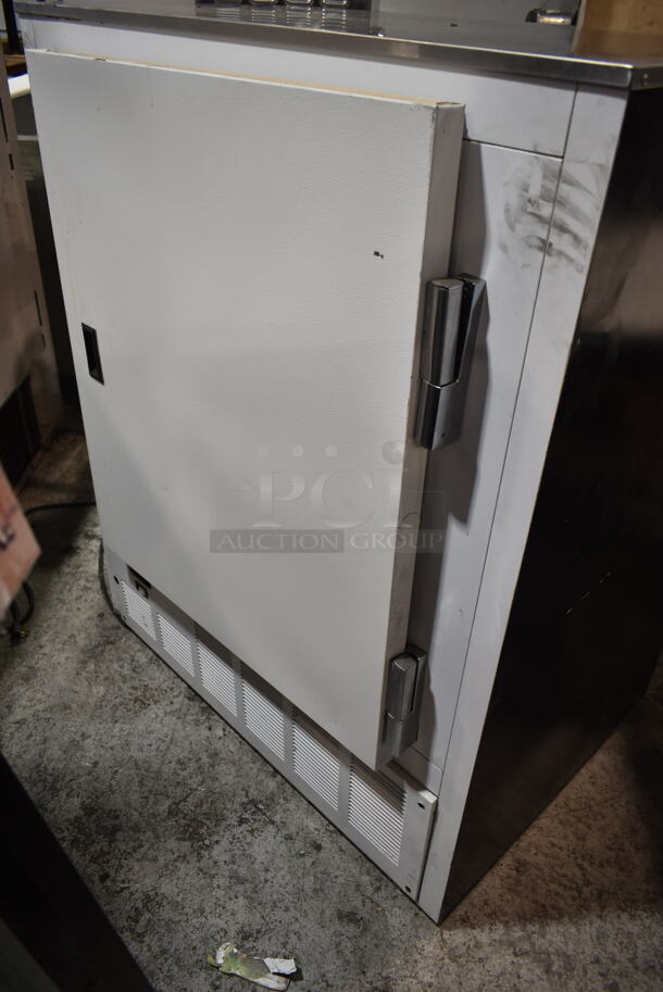 Master-Bilt FIP-40 Metal Commercial Floor Style Deli Display Case Merchandiser. 208-230 Volts, 1 Phase. Tested and Does Not Power On - Image 4 of 6