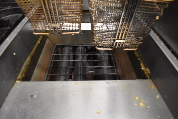 2014 Avantco FF300 Stainless Steel Commercial Natural Gas Powered Deep Fat Fryer w/ 2 Metal Fry Baskets and Right Side Splash Guard. 90,000 BTU. 16x30x44 - Image 5 of 7