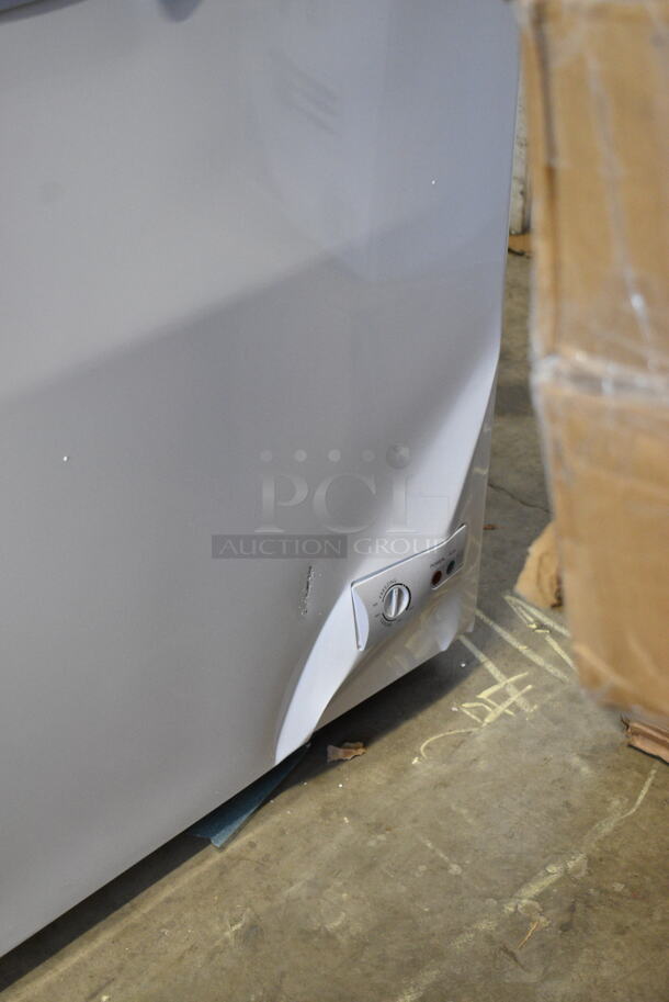 BRAND NEW SCRATCH AND DENT! KoolMore SCF-24C Metal Commercial Chest Freezer w/ 2 Hinge Lids and Commercial Casters. 115 Volts, 1 Phase. Tested and Working! - Image 3 of 7