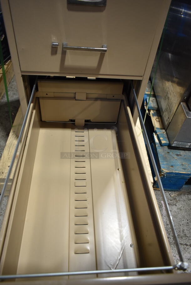 Commodore Metal 4 Drawer Filing Cabinet.  - Image 5 of 7