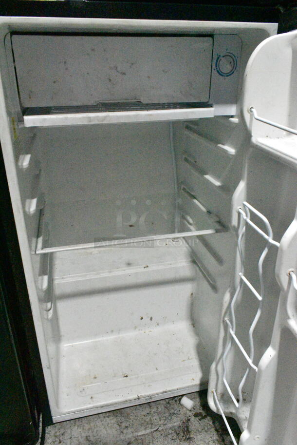 Igloo Nostalgia IRF32BK Mini Cooler. 115 Volts, 1 Phase. Tested and Powers On But Does Not Get Cold - Image 2 of 5