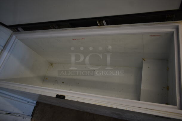 Ojeda NCFH-68 Metal Chest Freezer w/ Hinge Lid. 120 Volts, 1 Phase. Tested and Working! - Image 4 of 5