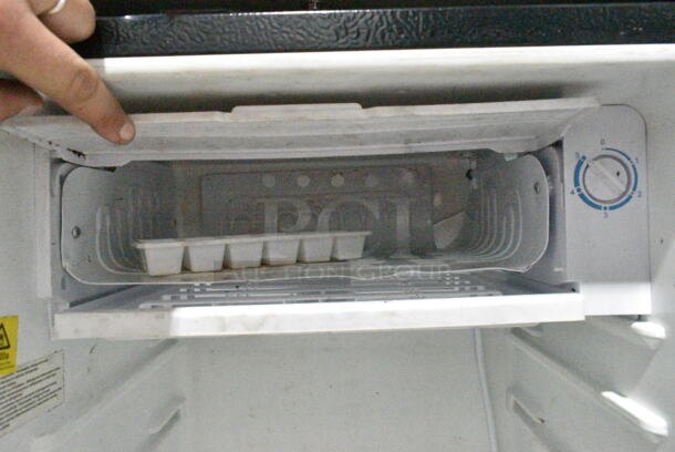 Igloo Nostalgia IRF32BK Mini Cooler. 115 Volts, 1 Phase. Tested and Powers On But Does Not Get Cold - Image 4 of 5
