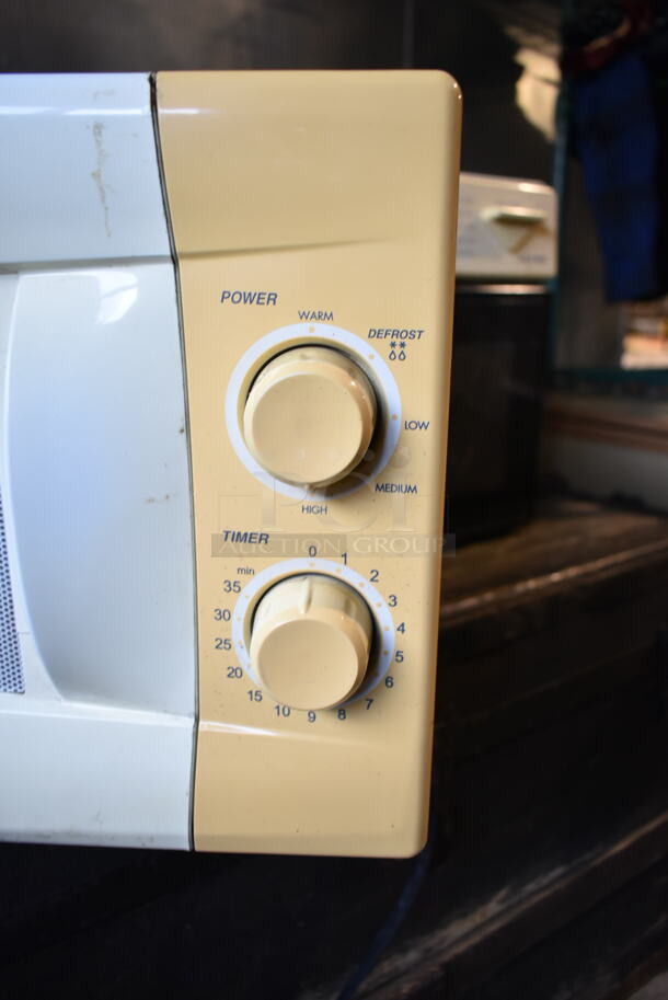 IN ORIGINAL BOX! Sunbeam SBM7500W Countertop Microwave Oven. 120 Volts, 1 Phase.  - Image 6 of 8