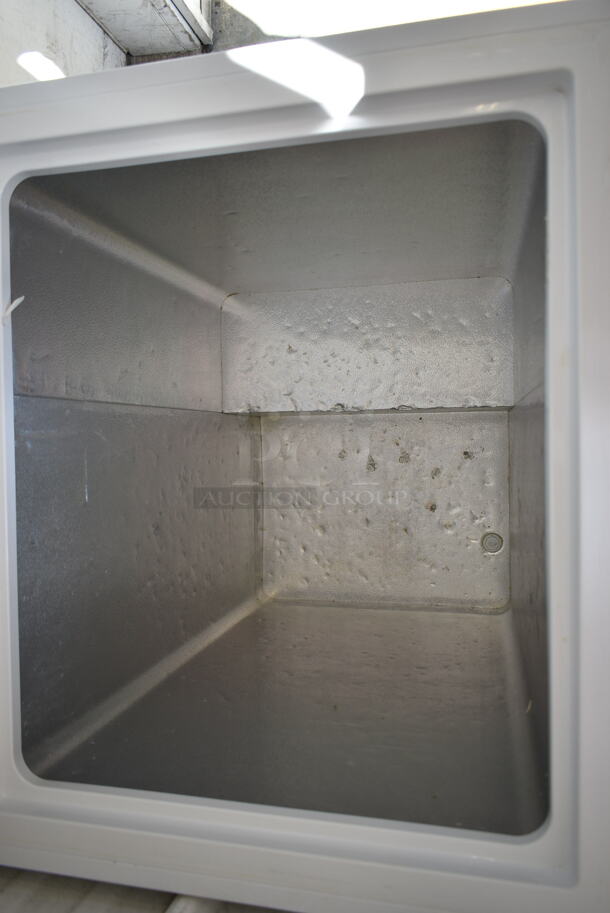 Hisense WFC050M6XWD Metal Chest Freezer w/ Hinge Lid. 115 Volts, 1 Phase. Tested and Working! - Image 3 of 4
