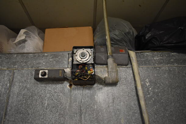 2 Harford Walk In Boxes That Make One 17'x9.5'x7.5' Combo Box w/ Russell STE26-75B-D 230 Volt, 1 Phase Evaporator and Kramer 230 Volt, 1 Phase Evaporator. Does Not Include Contents. Left Side is 8'x9.5'x7.5' and Right Side is 9'x9.5'x7.5'. 2 Times Your Bid! BUYER MUST REMOVE: This Item CANNOT Be Transported; Must Pick Up By Appointment Only. Freon Will Be Removed Before Pick Up Day. Tested and Working! (dish room) - Image 4 of 12