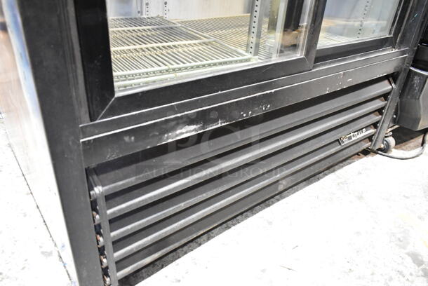 True GDM-37 Metal Commercial 2 Door Reach In Cooler Merchandiser w/ Poly Coated Racks. 115 Volts, 1 Phase. Tested and Working! - Image 3 of 7