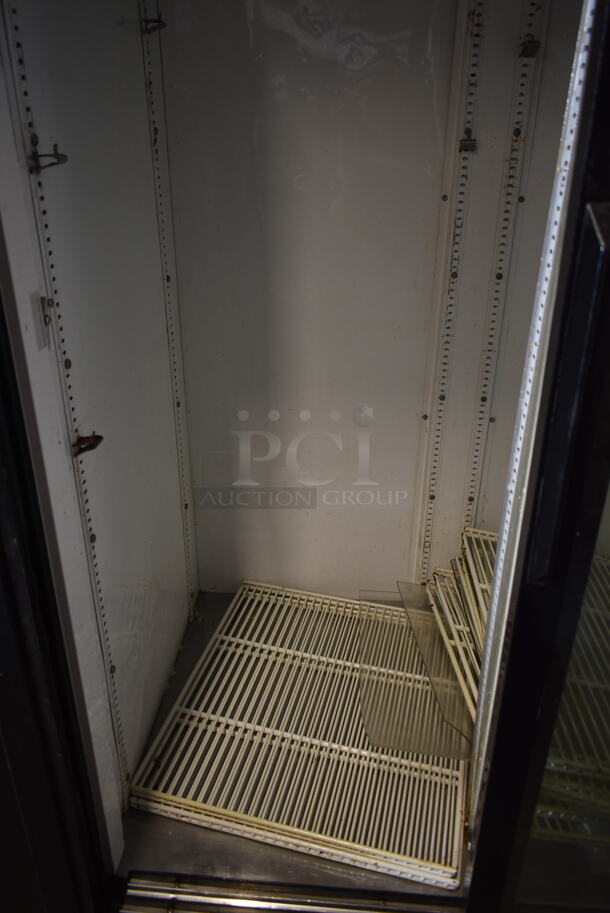 True GDM-37EM Metal Commercial 2 Door Reach In Cooler Merchandiser w/ Poly Coated Racks. 115 Volts, 1 Phase. Tested and Working! - Image 6 of 11