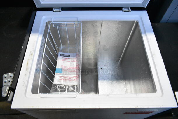 Thomson TFRF520-F-SM Metal Chest Freezer w/ Hinge Lid. 115 Volts, 1 Phase. Tested and Working! - Image 3 of 6