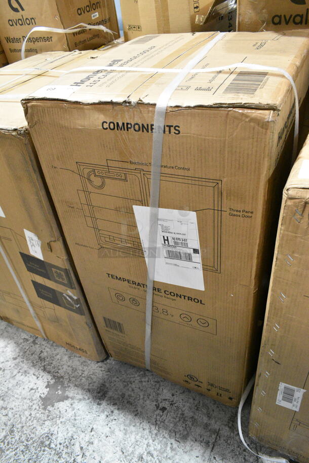 BRAND NEW SCRATCH AND DENT! Honeywell H115BCS 115 Can Cooler and Beverage Refrigerator Merchandiser. 115 Volts, 1 Phase. Tested and Working! - Image 2 of 3