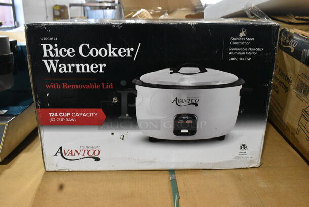 BRAND NEW SCRATCH AND DENT! Avantco 177RCB124 124 Cup (62 Cup Raw) Electric Rice Cooker / Warmer with Removable Lid. 240 Volts, 1 Phase.  - Image 2 of 3