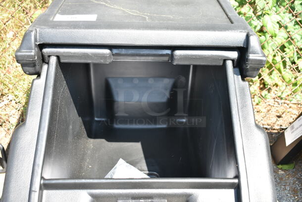 BRAND NEW SCRATCH AND DENT! Cambro CS100 SlidingLid™ Black Mobile Ice Bin - 100 lb. Capacity - Image 6 of 8