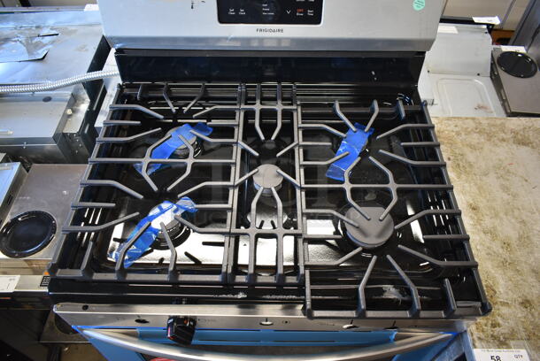 BRAND NEW SCRATCH AND DENT! Electrolux Stainless Steel Commercial Natural Gas Powered 4 Burner Range w/ Oven.  - Image 2 of 7
