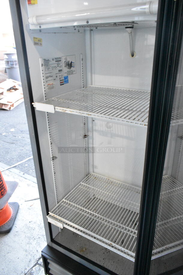 True GDM-12 Metal Commercial Single Door Reach In Cooler Merchandiser w/ Poly Coated Racks. 115 Volts, 1 Phase. Tested and Working! - Image 3 of 4